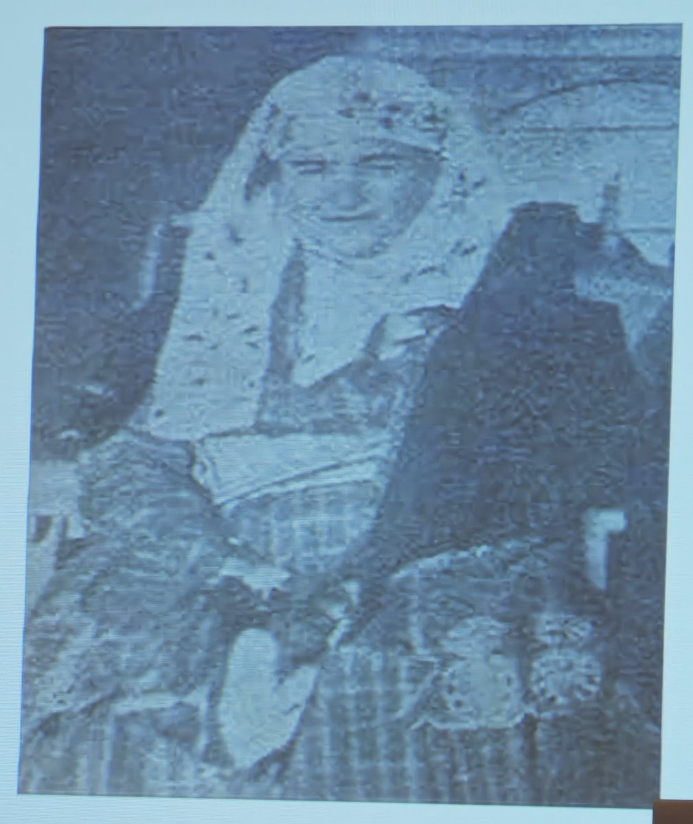 yusuftuncer_'s tweet photo. Atatürk'ün annesi Zübeyde Hanım'ın Yörük kıyafetli fotoğrafı ortaya çıktı!

Akademisyen Doç. Dr. Günseli Gümüşel, Zübeyde Hanım’ın bu bilinmeyen fotoğrafını kilosu 5-10 liraya satılan ikinci el Atatürk kitaplarının arasında tesadüfen bulduğunu anlattı.
Gümüşel, Atatürk ve annesi arasındaki Yörük ritüellerini de aktardı.

Not: Fotoğraf izinsiz kullanılamaz!