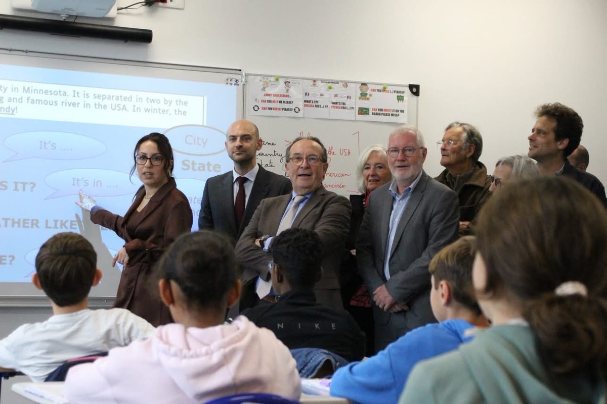 EPYvelines's tweet photo. ✈️ À Vélizy, le collège Maryse Bastié prend de la hauteur !

Pierre Bédier, président du Département des Yvelines était accompagné de Marie-Hélène Aubert, Olivier Lebrun et Claire Chagnaud-Forain, pour inaugurer le collège Maryse Bastié à Ville de Vélizy-Villacoublay.

Un collège entièrement repensé pour offrir aux élèves un cadre d’apprentissage moderne, avec notamment un FabLab, une webradio, des équipements numériques, un jardin pédagogique et un plateau sportif. 🎒💡

Un établissement qui conjugue modernité et transition écologique, avec panneaux photovoltaïques, espaces végétalisés et géothermie. ☀️🌱

À l’image de l’aviatrice dont il porte le nom, ce nouveau collège donne aux jeunes toutes les clés pour prendre leur envol et construire leur avenir.

#collège #marysebastié #éducation #jeunesse #innovation #TransitionÉcologique #yvelines