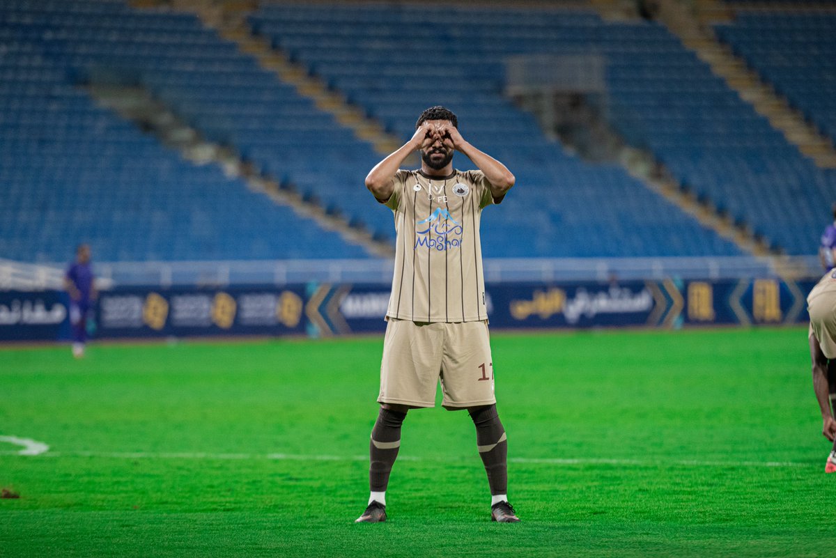 aljabalainFC's tweet photo. نظرة مختلفة يا حسن 🎶 🤎

#الجبلين | #فارس_الشمال 
#الصقر_الجبلين | #دوري_الأولى https://t.co/c1MqWSEghR