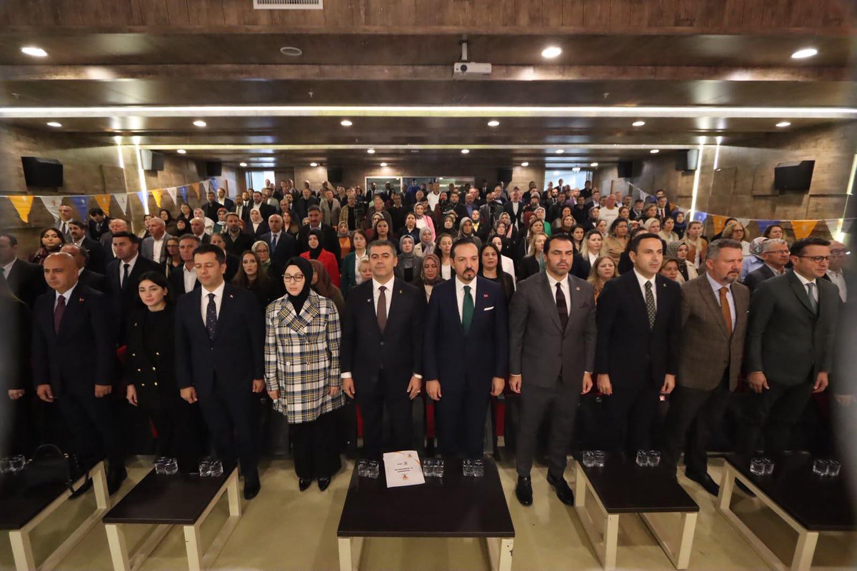 zorlu77's tweet photo. 🇹🇷Türkiye Yüzyılı Buluşmaları kapsamında Tekirdağ’da vatandaşlarımızla ve teşkilat mensuplarımızla bir araya geldik. Geçmiş dönem görev yapmış il başkanlarımızla istişarelerimiz çok kıymetliydi.

Programda CHP’den aramıza katılan Belediye Meclis Üyelerimize rozetlerini taktık. Tekrar hoş geldiniz diyorum. 

Sayın Cumhurbaşkanımızın  ortaya koyduğu Türkiye Kitabında bu vatanın tüm evlatlarına yer var ve ailemizi daha da büyütmeye devam edeceğiz.

@RTErdogan