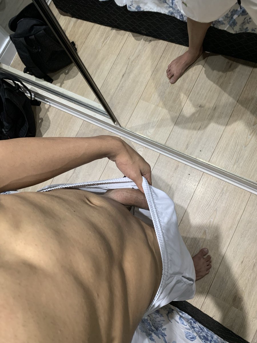 novinhopauzin's tweet photo. Esse pau grosso tá te encarando no espelho. Vai fingir que não quer sentir ele pulsando na boca? 😏😈 https://t.co/utwYGbNCdY
