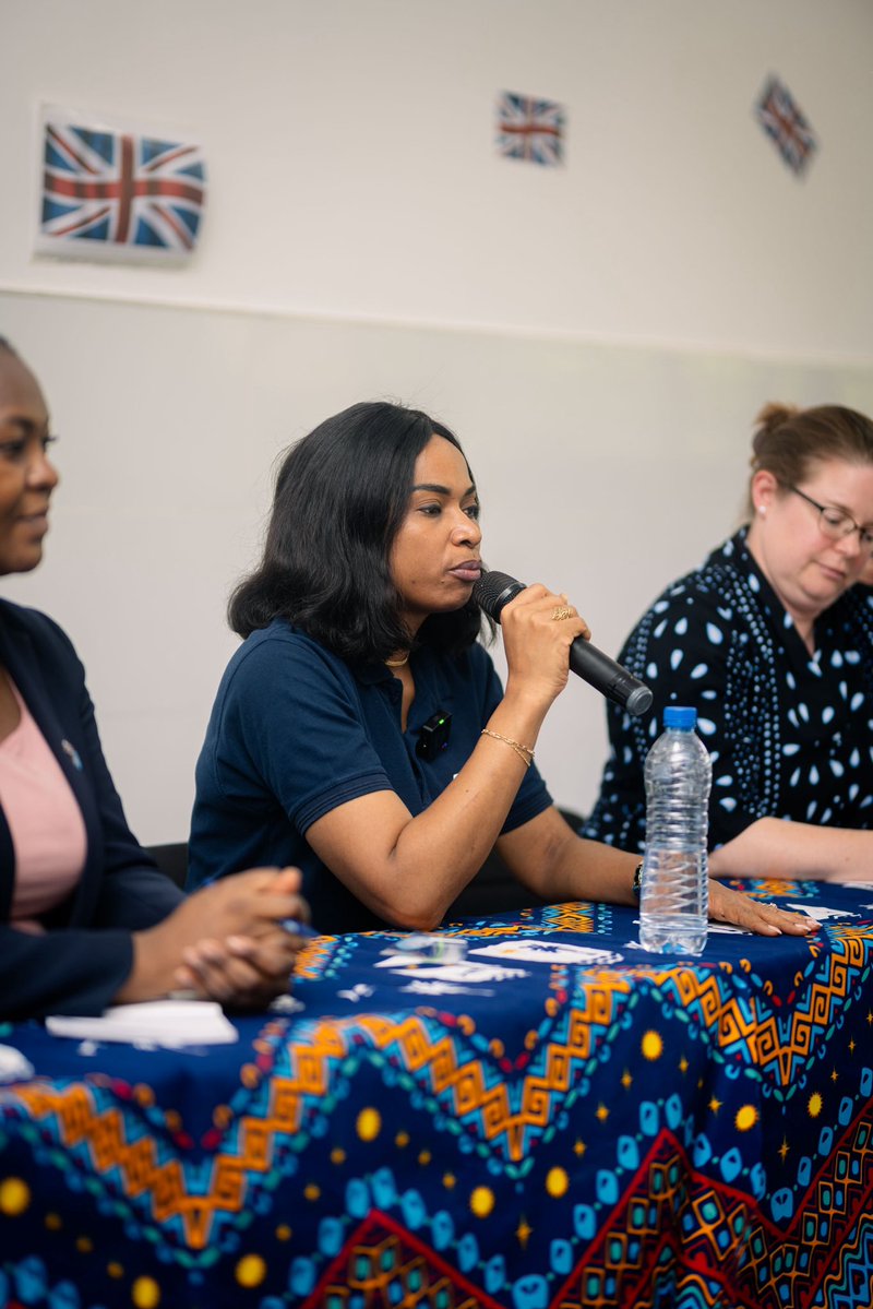 UKinDRC's tweet photo. Accompagnée de Mme  Sorayah Aziz, ancienne boursière #Chevening et Directrice générale de l’ARE, qui a partagé son parcours et encouragé les élèves à croire en leur potentiel, illustrant ainsi le rôle des femmes qui inspirent et font avancer leurs communautés.
@SORAZIZ 

#IDG2026 https://t.co/fCCbZQ8xKZ