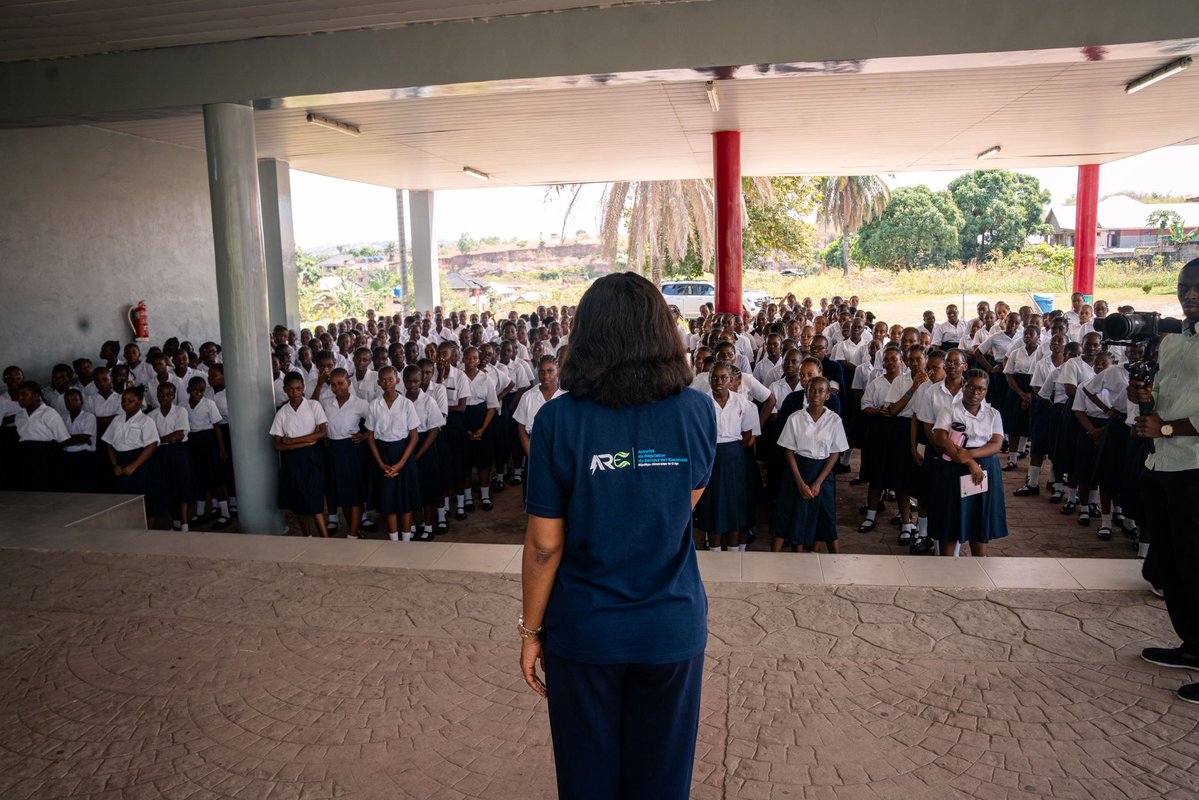 UKinDRC's tweet photo. Accompagnée de Mme  Sorayah Aziz, ancienne boursière #Chevening et Directrice générale de l’ARE, qui a partagé son parcours et encouragé les élèves à croire en leur potentiel, illustrant ainsi le rôle des femmes qui inspirent et font avancer leurs communautés.
@SORAZIZ 

#IDG2026 https://t.co/fCCbZQ8xKZ