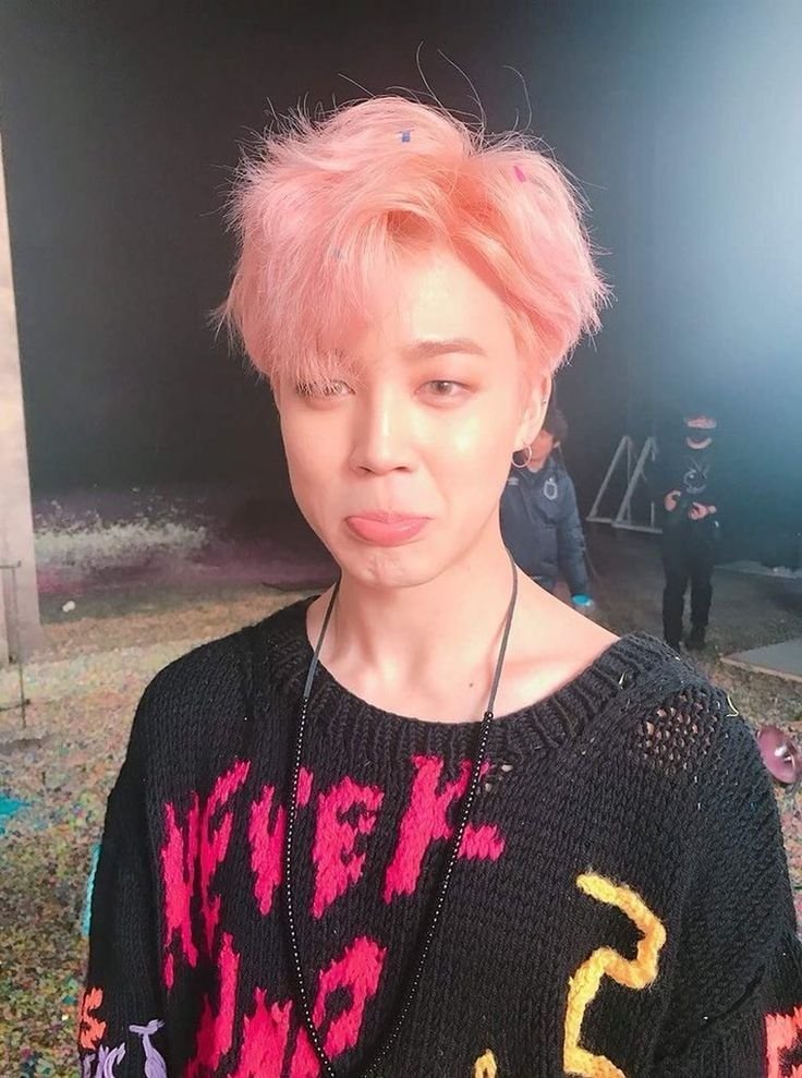parqueer's tweet photo. if we are on the topic of dyeing hair, jimin,  hear me out . https://t.co/Rh5Cz3aatc