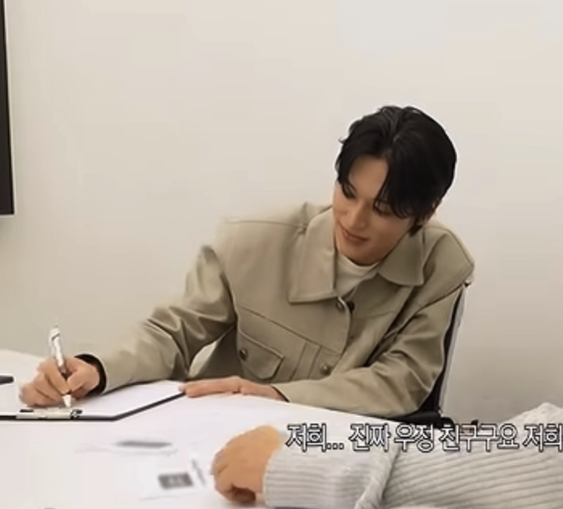 thx_its_versace's tweet photo. wy when the dating allegations are being denied vs wy when the dating allegations are being confirmed https://t.co/vo2Qvw8AVk