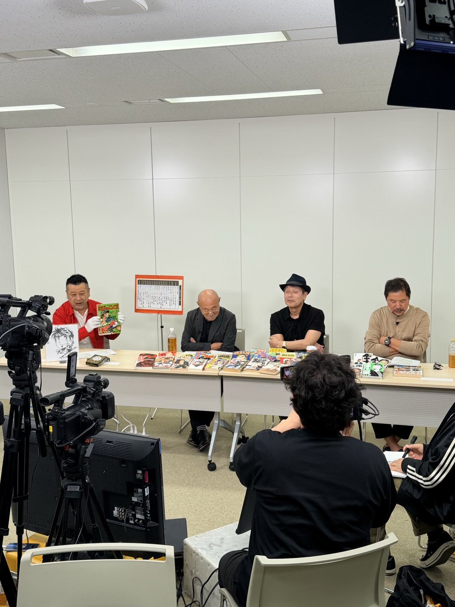 shinzihiramatsu's tweet photo. 昨日は11月14日にフジテレビ O N Eで放送される『漫道コバヤシ』の収録じゃったよん❣️『本宮ひろ志漫画大全集』の宣伝の為のスペシャルトークで
武論尊氏、猿渡哲也氏とオイラが際どい話を連発したんだけど…イヤアもうメチャ笑うた😆ホントにアレが放送されるんじゃろか⁉️ヤバイぞ💦 https://t.co/LOoN4v5MjH