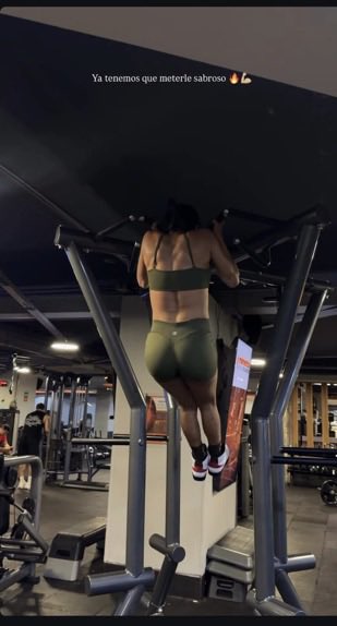 jalezzz2's tweet photo. Imagina ser mujer, hacerte la lipo y que tu cuerpo se siga viendo así, que hpta asquerosa, está decente de cara pero el cuerpo lo tiene embolatado mi líder se merece una que esté mela melaaa https://t.co/57yt46VPaY