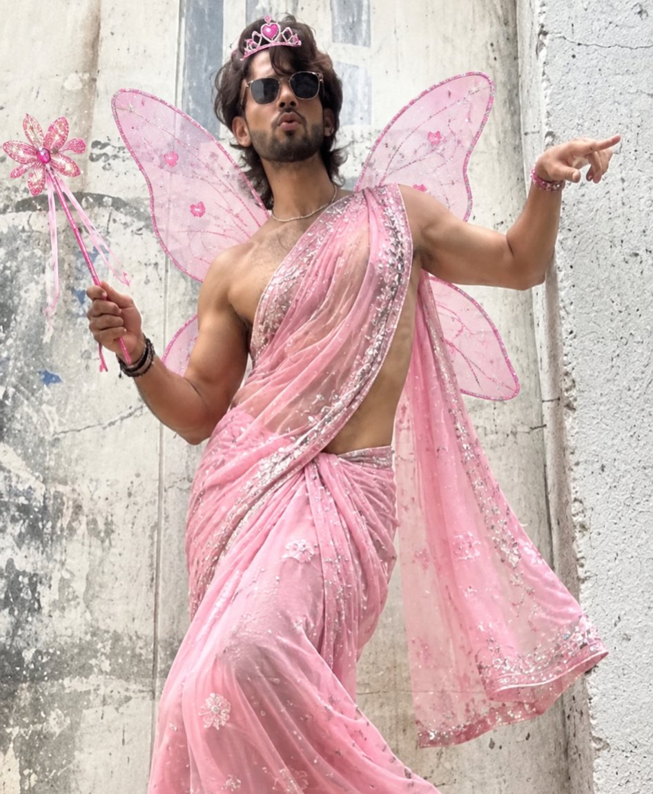 Biggytalk's tweet photo. Tunnu tunnu tun 🧚‍♂️, fairy ka hai scene,
Saree mein bhai lag raha cartoon queen 😂💀
Pankh laga ke nikla hai banne haseen,
Par lag raha hai comedy ka final scene 😭🤣
#BawaeerAli 🤡#Lachkila

Kis kis ko ye item acha laga mast haina😋

#AbhishekMalhan #BaseerAli 
#RoadiesRebirth https://t.co/53p1LEtqpx