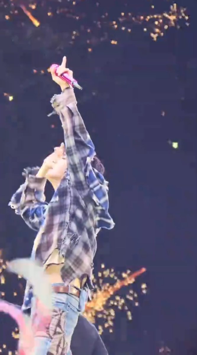jinlove7777's tweet photo. 폭죽속의 김석진… 
완전 영화 한장면 같음🎆🎇

#JIN_IN_LIMA_D2
#방탄소년단진 #진 #JIN https://t.co/5w9pNW2RY2