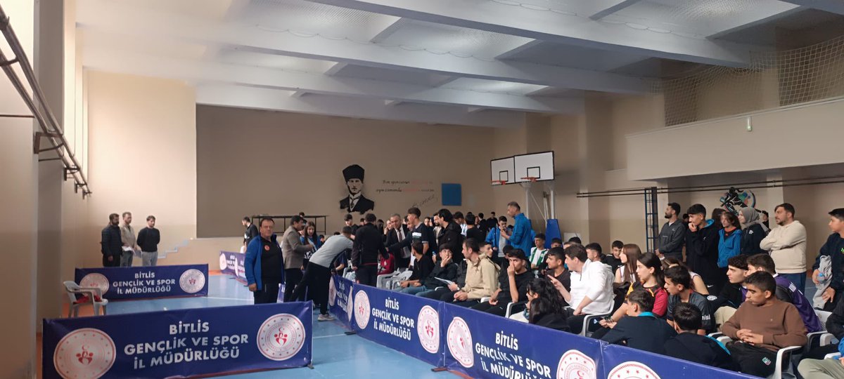 GSB_Bitlis's tweet photo. 🎯🏆 2026-2027 OKUL SPORLARI SEZONUNA DART İLE BAŞLADIK!

Tatvan’da düzenlenen Dart Gençler Kız ve Erkek İl Birinciliği müsabakalarında dereceye giren takımlarımız kupa ve madalyalarını aldı. 🥇🥈🥉

👏 Tüm sporcularımızı tebrik ediyor, emeği geçenlere teşekkür ediyoruz. https://t.co/xnCygqpM8R