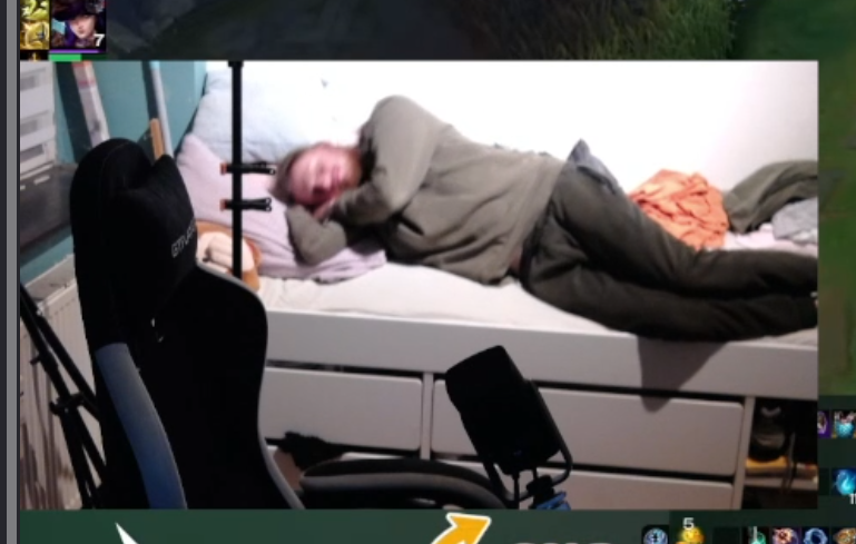 RVMultigaming's tweet photo. Unser Caster macht sich schon mal ready für das Match von unserem Team. reGo vs  @NoNeedOrga war zu langweilig.

Das Match könnt ihr gleich bei @PhilyPhilipp auf Twitch sehen: https://t.co/NaAbvnoSTl https://t.co/wzhgjar042