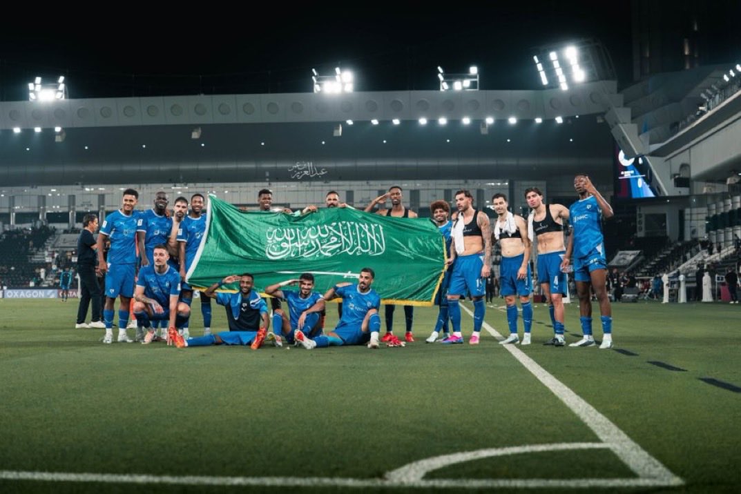 iFalcon10's tweet photo. وصلت صورة اليوم .. لاعبين الهلال مع العلم السعودي 🇸🇦💚💚 https://t.co/ijdRr6x1E1