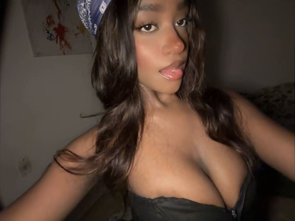 Nakiri16_'s tweet photo. Imagínate ser tan bonita que para “funarte” tengan que hacerte edits y ni así te veas fea JAKDKFJSK sigue llorando gringa de mierda, mírame esa face card🫵🏾 https://t.co/GWGvCMPAiB