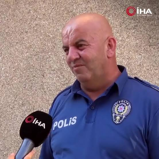 genckemalizimms's tweet photo. İyilik Ailesi derneği sahibi polis memuru Mustafa Şahin tam tamına 4 gündür paylaşım yapmamaktadır. 4 gündür her yerden attığımız mesajlara dönüş yapmamıştır. 

Aceba diyorum iyi misiniz Mustafa Bey? yoksa siz de mi Cuma gününden beri gözaltındasınız??? 

bir dönüş yapar mısınız?