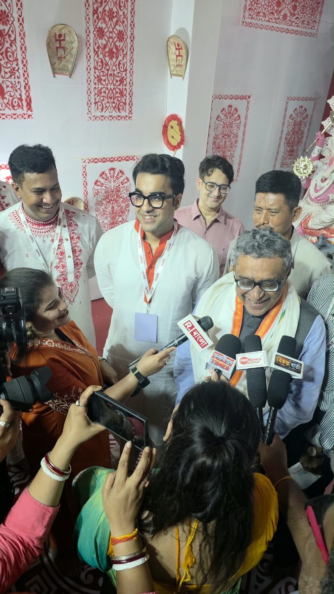 upamanyu95's tweet photo. Our Sanghashri Durga Puja Pandal in Kalighat was inaugurated by West Bengal Finance Minister and MLA, Rashbehari Assembly, Dr Swapan Dasgupta. Joy Maa Durga. https://t.co/DSDq8uMsCv