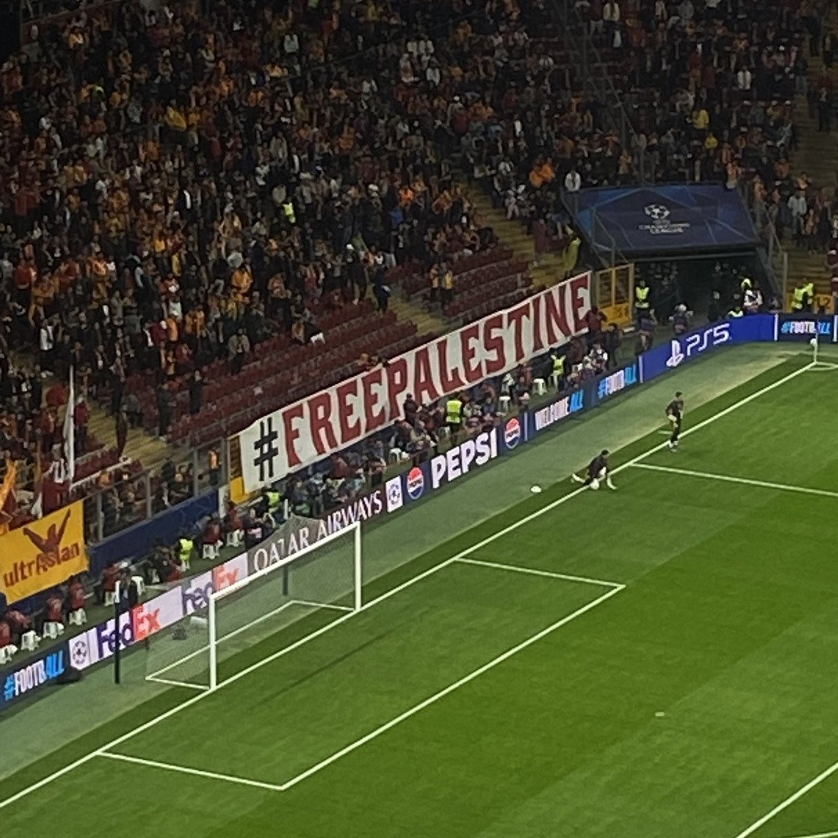 bpthaber's tweet photo. Galatasaray tribünlerinin Barcelona maçında hazırladığı pankartlar:

"İnsanlık Gazze'de vicdanını kaybetti"
"Özgür Filistin" https://t.co/Q4MvAmIP7i