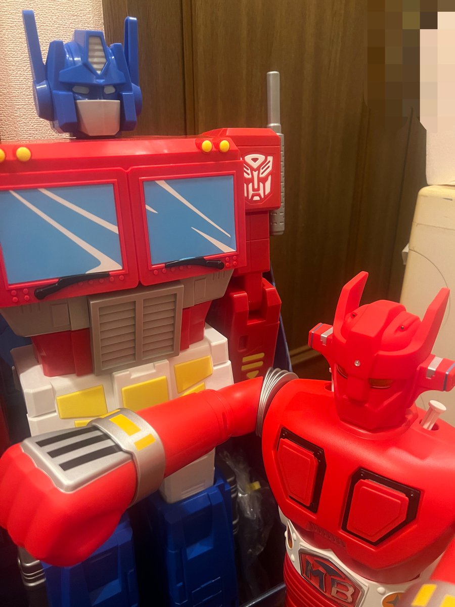 SWM_2600a's tweet photo. コンボイ司令官、ジャンボマシンダーの半額くらいの値段なのにはるかにサイズがデカイのバグでしょ https://t.co/GYvL8YVcSE