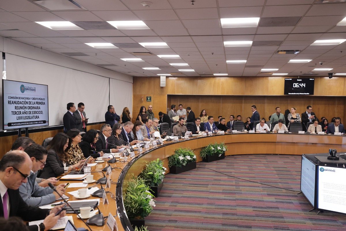 Juan_OrtizMX's tweet photo. 💸📌 ¿YA NO HAY DINERO? DIPUTADOS APRUEBAN AUMENTOS DE HASTA 427% EN TRÁMITES SANITARIOS, VISAS  Y OTROS DERECHOS PARA 2027

La Comisión de Hacienda aprobó ayer la reforma a la Ley Federal de Derechos. 

Morena, PT y PVEM votaron a favor; PAN, PRI y MC, en contra. 

Todavía falta la votación del pleno.
 
Estos son algunos de los aumentos:

• Entrada de turistas extranjeros: de 983 a 1,158 pesos, 17.8% más. 

• Visas: ordinaria pasa de 990 a 1,639.80 pesos, 66% más. De larga duración sube de 648 a 1,639.80 pesos, alrededor de 153% más. 

• Protocolos de investigación de medicamentos y dispositivos médicos: de 8,195 a 43,209 pesos, más de 427%.

• Toma de muestras y liberación de productos ante Cofepris: alrededor de 41% más. 

• Permisos para adquirir inmuebles por extranjeros: uno de los trámites pasa de 5,252 a 8 mil pesos, más de 52%.

• Uso del espacio aéreo: diversas cuotas aumentan 10%. 

• Concesiones ferroviarias con más de 15 años: el cobro pasa de 1.25% a 3% de sus ingresos brutos. 

• Extracción de grava, arena y otros materiales: algunos derechos suben alrededor de 60% y hasta 74%.

También cambiaron el destino del dinero que pagan los visitantes extranjeros.

Sedena recibirá 57%, en lugar de 50%, para el fideicomiso que financia empresas como Tren Maya y AIFA. 

Migración baja de 26% a 15%. 

La reforma pasa ahora al pleno de la Cámara de Diputados.
