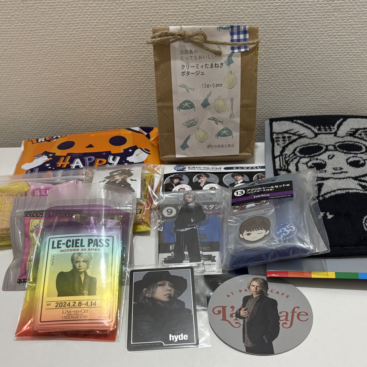 kk_sleep's tweet photo. 改めまして、代々木で交換＆グッズをお引取りいただいたみなさん、ありがとうございました！
いただいたお菓子でHalloweenの存在を思い出しました 笑
美味しくいただきます♡

ところでみなさんくじはどんな感じですか？
わたしは

day1→ほぼ紙
day2→半分くらい紙
day3→No 紙(!!!) new!

でした！ https://t.co/Z5Fhs1Oor0