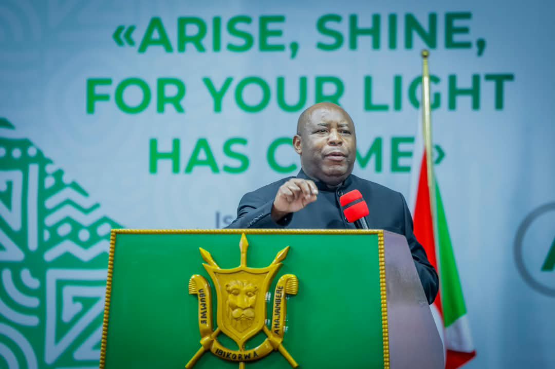 UbumweHebdo's tweet photo. Umukuru w'igihugu c'Uburundi, Evariste Ndayishimiye akaba ari nawe arongoye umuryango w'ishirahamwe ry'Ubumwe bwa Afrika, kuri uwa 13 Gitugutu 2026,muri komine Mukaza mu ntara ya Bujumbura yateye iteka ihuriro mpuzamakungu  Burundi mutima wa Afrika. https://t.co/39U4H7sDgG