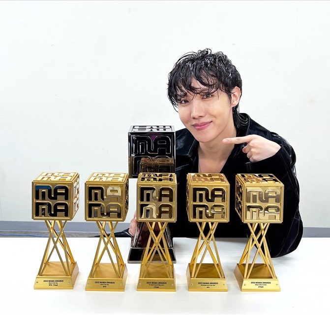 withcherluvBTS's tweet photo. BTS จะมีเข้าชิงทั้งหมด 7 สาขา 🏆🏆🏆🏆🏆🏆🏆 เป็นแดซัง 3 สาขาและนอกนั้นบนซัง
หากรวมการโหวตด้วยจะเป็นแดซังทั้งหมด 4 สาขา😊 

— และหากชนะทั้งหมด 4 สาขา BTS 
จะได้แดซังทุกสาขาที่ชิง ขอเเรงอาร์มี่ฮึบ 
และเอาโทรศัพท์มาโหวตค่ะ FANS CHOICE MALE รอบเเรกจะคัด ชาย 10/ ญ 10 เพื่อเข้าไปโหวตรอบแดซัง (ผู้ชนะมี 1เท่านั้น)

— มาร่วมร่วมกันสร้างประวัติศาสตร์ให้ทันอีกครั้งกันค่ะ เราเคยได้ 4 แดซัง ติดต่อกัน 3 ปี ขออีกนะคะ 💪 

I vote #bts for Fan’s Choice Male at #2026MAMAVOTE 

#สาดไปอารีรังแดซังมาแล้ว
