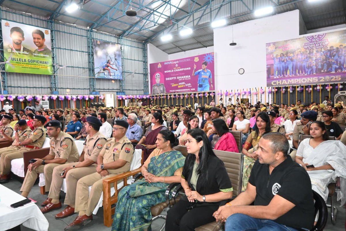agrapolice's tweet photo. “सशक्त नारी, समृद्ध प्रदेश”

मिशन शक्ति सम्मान समारोह का भव्य आयोजन-

उत्तर प्रदेश शासन द्वारा संचालित ‘मिशन शक्ति’ अभियान के अंतर्गत आज दिनांक 13.10.2026 को पुलिस आयुक्त, आगरा @DeepakKumarIPS के निर्देशन में पुलिस लाइन्स, आगरा स्थित बहुउद्द��शीय हॉल में ‘मिशन शक्ति सम्मान समारोह’ का भव्य आयोजन किया गया।

��ार्यक्रम में मुख्य अतिथि मा० कैबिनेट मंत्री, उ0प्र0 सरकार, श्रीमती बेबी रानी मौर्य उपस्थित रहीं। मुख्य अतिथि एवं पुलिस आयुक्त एवं अन्य अधिकारीगण द्वारा दीप प्रज्ज्वलित कर कार्यक्रम का शुभारम्भ किया गया। इस अवसर पर अपर पुलिस आयुक्त, समस्त पुलिस उपायुक्त, समस्त अपर पुलिस उपायुक्त, समस्त सहायक पुलिस आयुक्त एवं अन्य अधिकारी-कर्मचारीगण, सम्मानित महिलाएं, पुलिस मॉडर्न स्कूल के बच्चे तथा गणम��न्य नागरिक उपस्थित रहे। इस अवसर पर पुलिस मॉर्डन के छात्र- छात्राओं द्वारा सरस्वती वन्दना के साथ विभिन्न प्रस्तुतियां दी गईं।

समारोह के दौरान मुख्य अतिथि एवं पुलिस आयुक्त द्वारा विभिन्न विभागों/क्षेत्रों एवं पुलिस विभाग में उत्कृष्ट कार्य करने वाली 40 महिलाओं को प्रशस्ति-पत्र एवं स्मृति चिह्न प्रदान कर सम्मानित किया गया तथा उनके योगदान की सराहना की गई।

कार्यक्रम के दौरान प्रदर्शनी ल���ायी गयी जिसमें आगरा पुलिस द्वारा 05 स्टॉल लगायी गयी यू��ी-112, साइबर, अपराध जागरूकता, परिवार परामर्श केन्द्र, मिशन शक्ति, यातायात पुलिस तथा अन्य 05 स्टॉल प्रशासनिक विभागों माध्यमिक शिक्षा विभाग, स्वास्थ्य विभाग, बेसिक शिक्षा विभाग, आईसीडीएस (एकीकृत बाल विकास सेवा) , जिला प्रोवेशन कार्यालय (डीपीओ) की लगायी गयी।

कार्यक्रम का उद्देश्य महिलाओं एवं बालिकाओं के उत्कृष्ट योगदान को सम्मानित कर महिला सशक्तीकरण, सुरक्षा, सम्मान एवं स्वावलंबन को प्रोत्साहित करना तथा समाज में महिला सुरक्षा एवं समान अवसरों के प्रति जागरूकता को और अधिक सुदृढ़ करना है।

#MissionShakti6 #MissionShakti #UPPolice