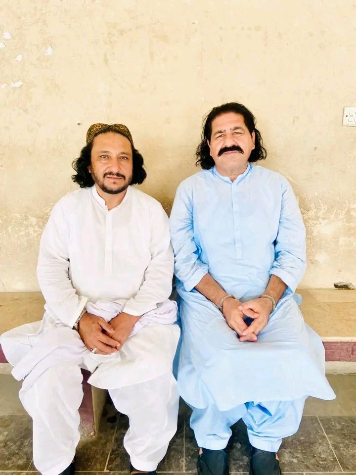 badshahpashten's tweet photo. آج جامشورو عدالت میں مشر علی وزیر پر فردِ جرم عائد کی گئی، جبکہ مقدمے کی اگلی سماعت 29 اکتوبر مقرر ہوئی۔ عبدالصمد کی پٹیشن کی سماعت حیدرآباد ہائی کورٹ میں 20 اکتوبر کو ہوگی۔
ہم غیر قانونی حراست اور بنیادی انسانی حقوق کی پامالی کی مذمت کرتے ہیں۔ https://t.co/qDPNXAQlyV