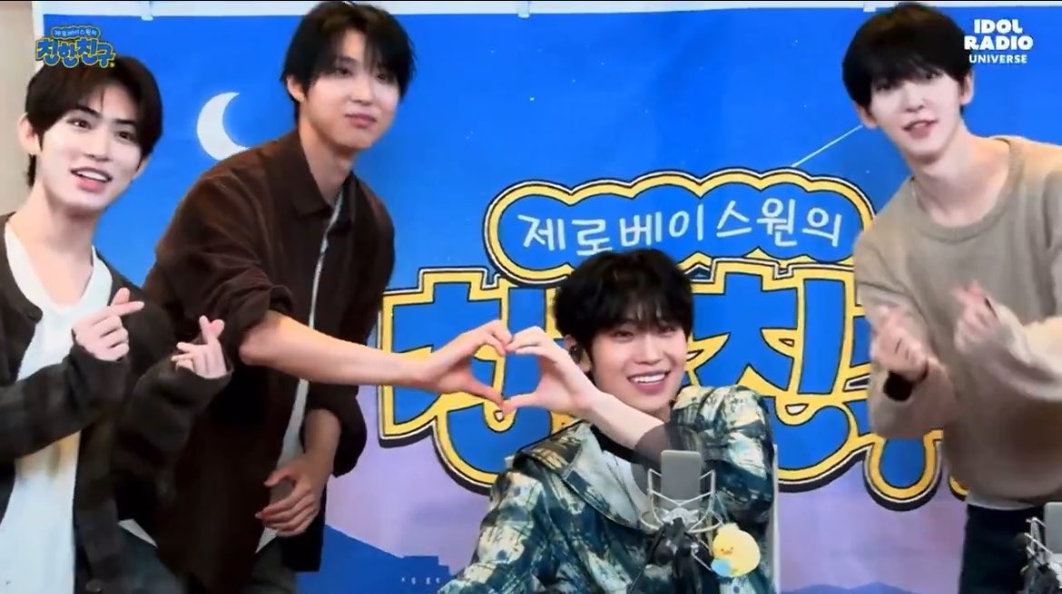 summerofrae's tweet photo. not sure if i’m tuning in to chinchin or kim taerae’s first solo fanmeeting https://t.co/pWAUJrNEaF