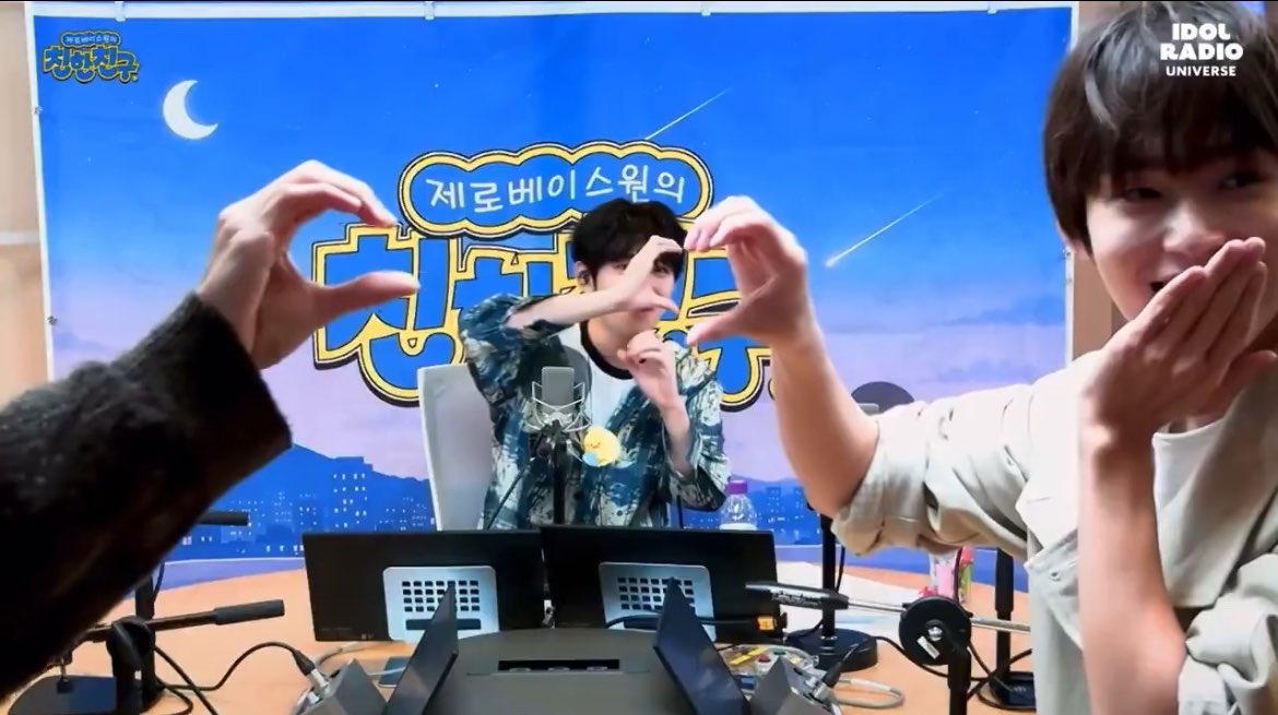 summerofrae's tweet photo. not sure if i’m tuning in to chinchin or kim taerae’s first solo fanmeeting https://t.co/pWAUJrNEaF