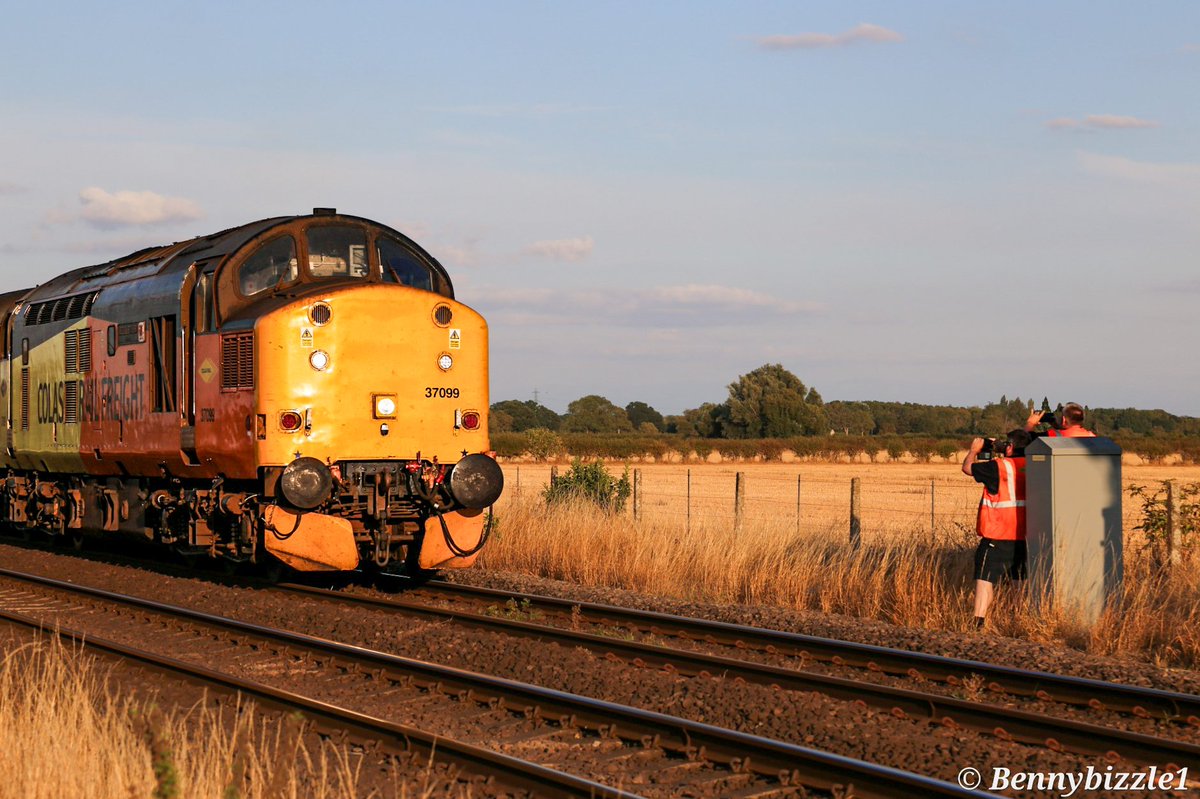 Bennybizzle1's tweet photo. #TractorTuesday that looks like job satisfaction to me. The crew of 37099 climb down for a phot at Uffington signal as the tractor catches a warm glow from the sun. This weather seems a long time ago now! https://t.co/t3dzSIVIAa