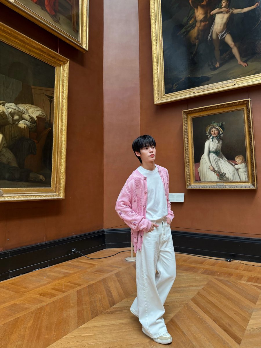 PORHOUSE_TH's tweet photo. ᗯᕼᗩT ᑭOᖇ ᗯᕮᗩᖇS 🐻‍❄️❔

#LouisVuitton @LouisVuitton
👕Damier Embroidered Cardigan
👟LV Skate Sneaker 

#Porsuppakarn https://t.co/bYMKMNbVcW