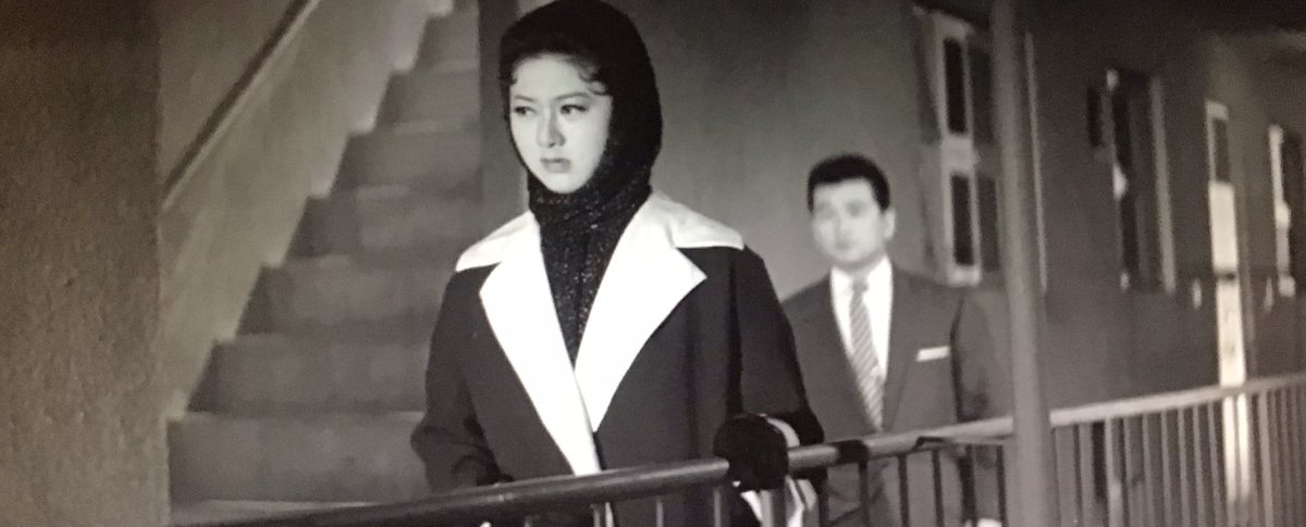 therart's tweet photo. 鈴木清順監督
「らぶれたあ」

仕事で歌謡曲映画ならではメロドラマを撮ったという感じだったけど
タイヤ一つで走行中を表す珍しさと外車のチョイスは美学

モノクロ映えするコートも好き https://t.co/BJl5JIOu8y