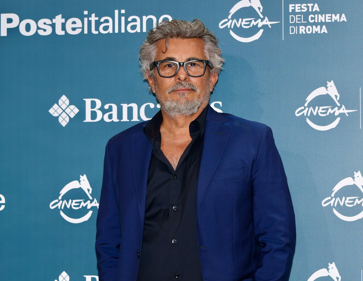 RaiCinema's tweet photo. Si alza il sipario sulla Festa Del Cinema di Roma! A inaugurare questa nuova edizione è #IlRumoreDelleCoseNuove, il nuovo film diretto da Paolo Genovese, presentato nella sezione Grand Public. ✨ #RoFF21 @romacinemafest https://t.co/hi4B0e7eyK