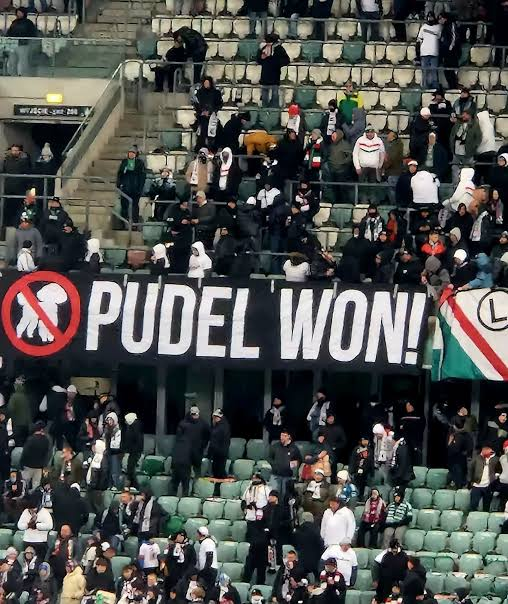 Kamilostsw's tweet photo. @gr3gor_g3 Chyba na spotkaniu z Wisłą tedki nie wywiesili https://t.co/ygZM57j1mn