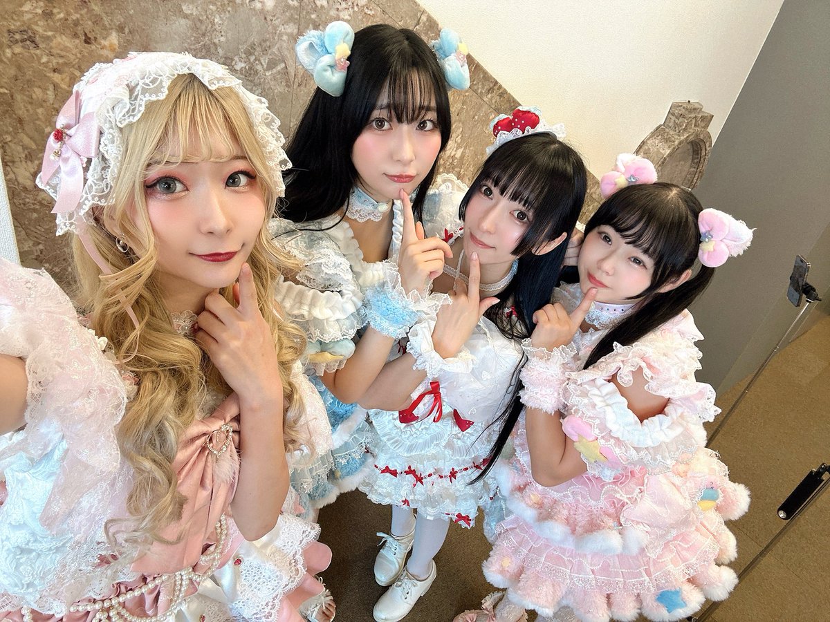 ria_himari's tweet photo. シュイちゃんがご招待してくださり！！
アイドル衣装×推し活POPUP
『ヒロイン日和』にお伺いしてきました！✨

最強に可愛い服を着れて、そして最強に可愛いシュイちゃんとまいまいさんとこうめさんとお写真撮れてハッピーでした！！💕

可愛い服着れるだけで幸せな気持ちになれるね🫶♡ https://t.co/CUAJCoZ5pH