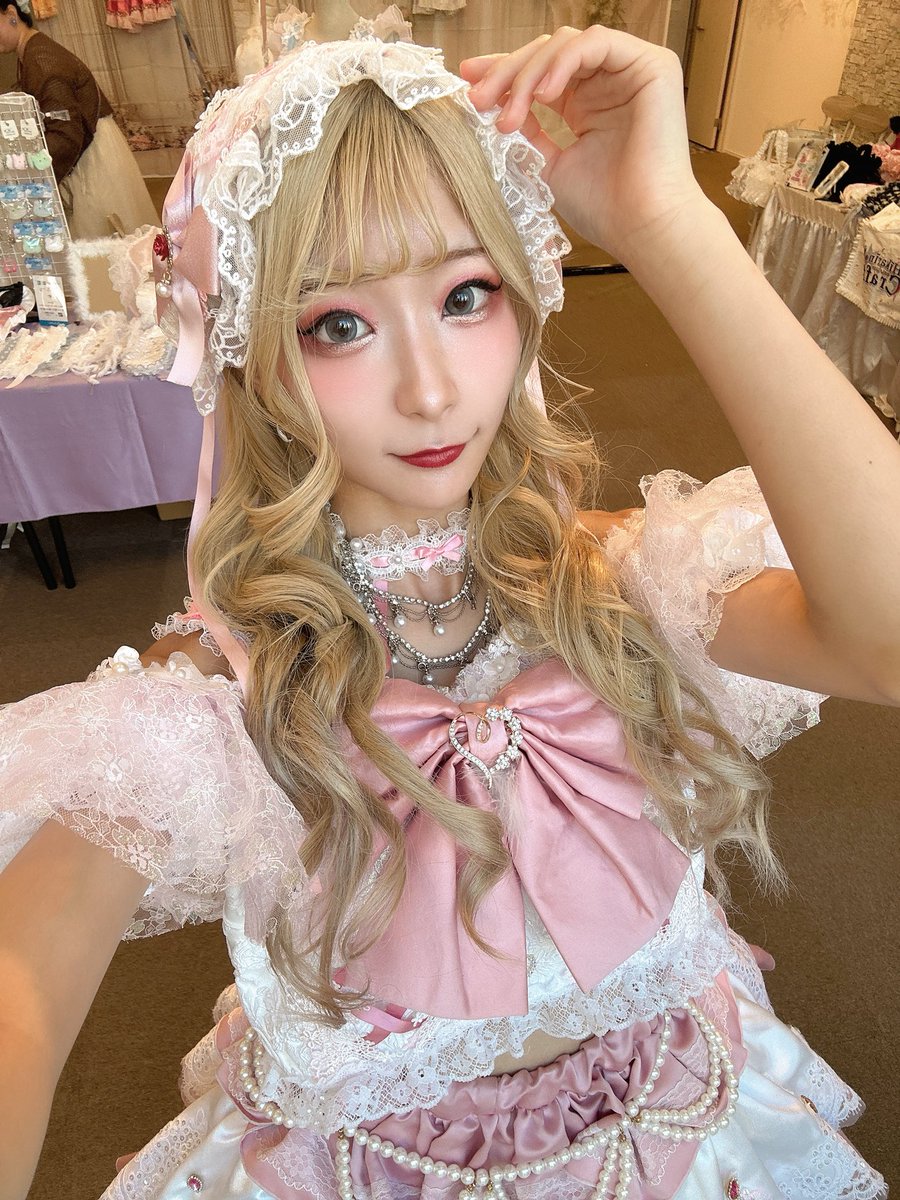 ria_himari's tweet photo. シュイちゃんがご招待してくださり！！
アイドル衣装×推し活POPUP
『ヒロイン日和』にお伺いしてきました！✨

最強に可愛い服を着れて、そして最強に可愛いシュイちゃんとまいまいさんとこうめさんとお写真撮れてハッピーでした！！💕

可愛い服着れるだけで幸せな気持ちになれるね🫶♡ https://t.co/CUAJCoZ5pH