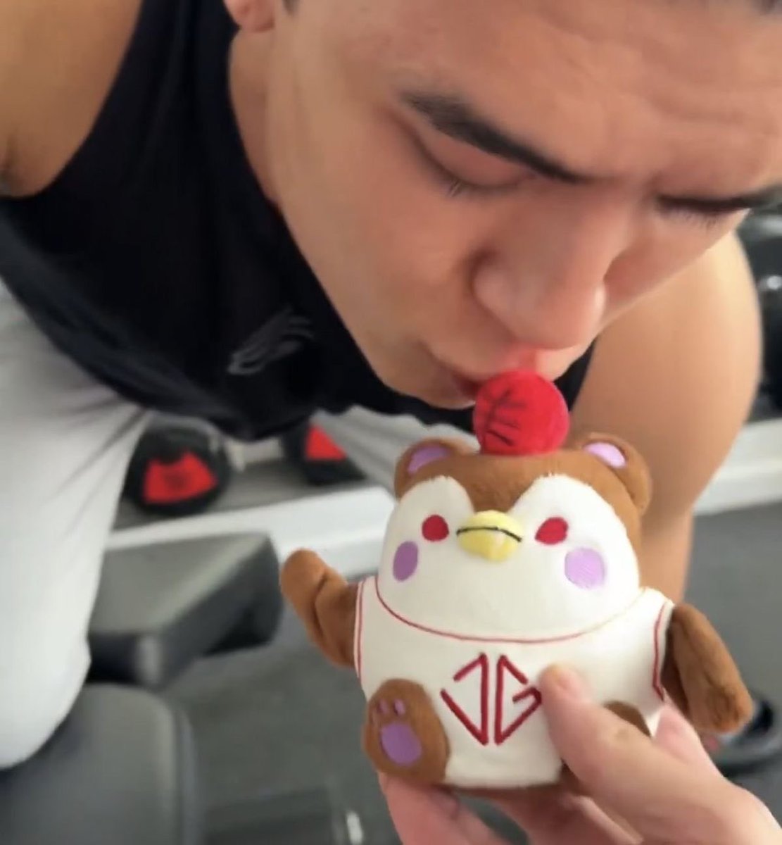 jossverse_'s tweet photo. ตอนนู้นกำลังเป็นคุณพ่อมือใหม่เห่อลูกกันมาก พกกวิ้นจิ๋วไปด้วยทุกที่ https://t.co/Edvixsl8tO