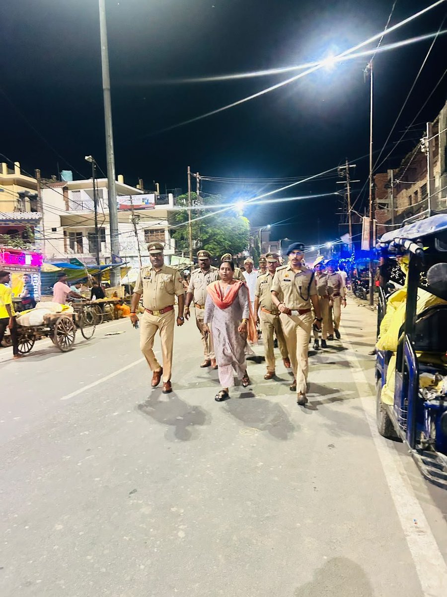 DmAmethi's tweet photo. आज दिनांक 13.10.2026 को नवरात्रि एवं आगामी त्योहारों को शांतिपूर्ण एवं सकुशल संपन्न कराने के दृष्टिगत उप जिलाधिकारी एवं क्षेत्राधिकारी तिलोई द्वारा नगर पालिका परिषद जायस में पैदल फ्लैग मार्च कर दुर्गा पूजा पंडालों का स्थलीय निरीक्षण किया गया।
🔹 पूजा पंडालों के आयोजकों एवं स्थानीय नागरिकों से संवाद कर सभी त्योहार आपसी भाईचारे, प्रेम एवं सौहार्द के साथ मनाने की अपील की गई।
🔹 संबंधित अधिकारियों को नगर क्षेत्र एवं पूजा पंडालों में साफ-सफाई सुनिश्चित करने तथा सड़कों से अतिक्रमण हटाकर आवागमन सुचारु बनाए रखने के निर्देश दिए गए।
जिला प्रशासन अमेठी सभी त्योहारों को शांतिपूर्ण, सुरक्षित एवं सौहार्दपूर्ण वातावरण में संपन्न कराने के लिए प्रतिबद्ध है।