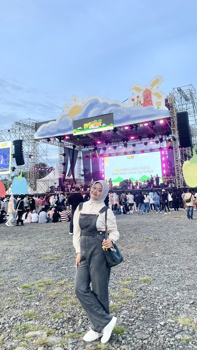 hllwzyy's tweet photo. Outfit 3 hari ngonser😵‍💫🫶🏻 https://t.co/JWgicC3I4d