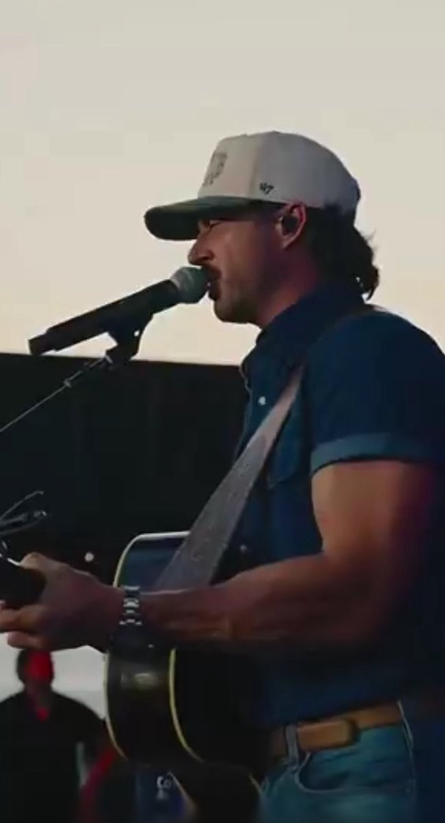 EmmaVioletoy72's tweet photo. Riley’s new music video… #RileyGreen #TobyKeith #countrymusic https://t.co/YqiMDj9BoV