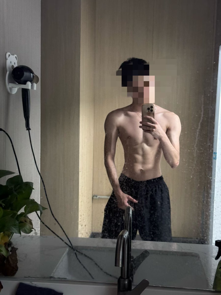 Jay_S2026's tweet photo. 篇目1·初识
起初在小蓝上弟弟给我发的照片并没引起我太多注意，武汉大学生帅哥太多了，我随手回了自己的照片和jb照就下线了。等再上号时却发现几张未读的敏感照片……奶萌脸的背后是极度的反差、细腰的下面是翘挺的屁股……突然就想起了抽屉里的狗链，若是能拴在弟弟的脖子上…… #男大 #体育生 #反差 https://t.co/WAwjuaVevz