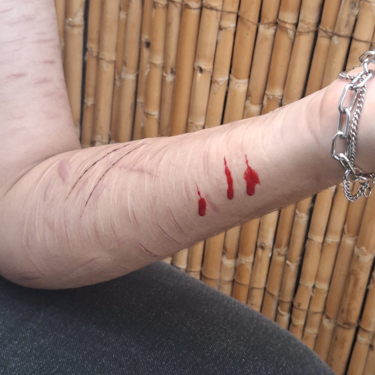ririnkunn's tweet photo. trying halloween sfx makeup with the Beloved. ♡ https://t.co/Jr8d2EqSbF