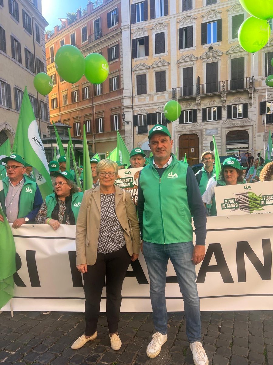 FurlanAnnamaria's tweet photo. Oggi al presidio di CIA-Agricoltura a Montecitorio. Inaccettabile che chi produce guadagni sempre meno e chi consuma paghi sempre di più. Il Governo intervenga sui costi di produzione e sulle distorsioni della filiera. Difendere gli agricoltori significa difendere le famiglie. https://t.co/yMhG6Hp44B