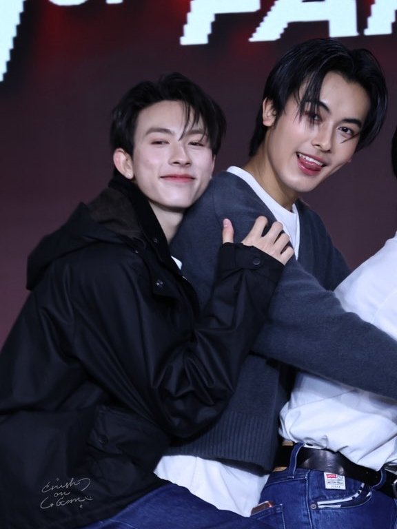 gornleejra's tweet photo. 🩵 size diff โหดวะ https://t.co/UOLooIQfqd