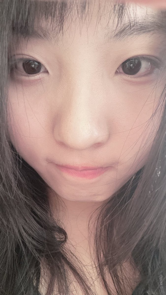 1Ningtaro's tweet photo. 手欠非要自己剪刘海，出门的时候就已经欲哭无泪了，回家卸妆卸一半想着能不能补救一下，这下好了彻底不能看了，最近的照片只能怼脸了 https://t.co/ghXjUE9LBl