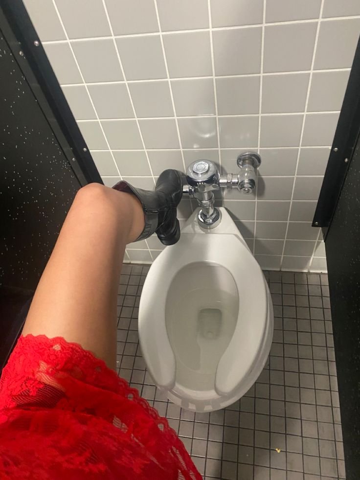 angelinecute19's tweet photo. Slave mana yang mau jadi toilet mommy di wc umum💩💦 https://t.co/GfdYGsptiq