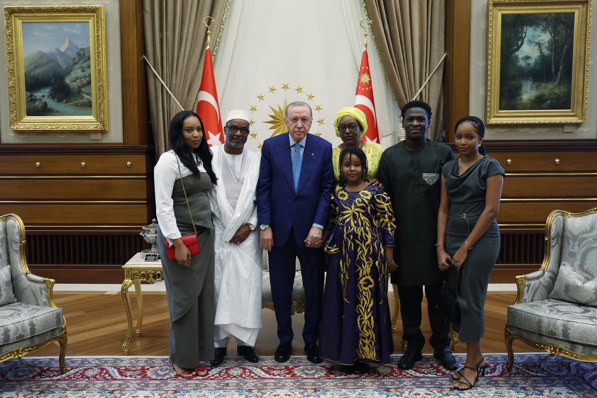 tcbestepe's tweet photo. Cumhurbaşkanımız Sayın @RTErdogan, Mali Büyükelçisi Oumarou Maiga’yı Cumhurbaşkanlığı Külliyesinde kabul etti. 

Kabulde Büyükelçi Maiga, Cumhurbaşkanı Erdoğan’a güven mektubunu sundu. https://t.co/IFwaHQlrBL