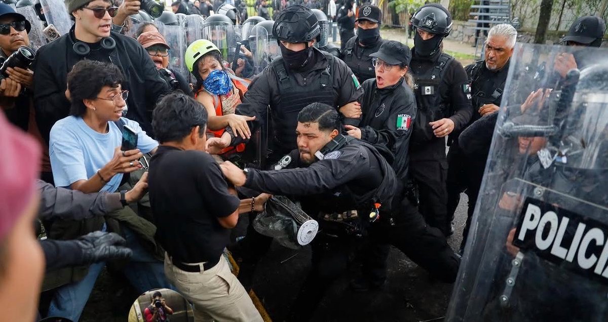 alvaro_delgado's tweet photo. Este es el momento en que un mando policiaco de Jalisco captura al joven Iván Becerra, quien se manifestaba pacíficamente contra el agua puerca con un filtro cochino. Foto de Paco Guasco, de la agencia EFE): https://t.co/Q4UxWy7deL