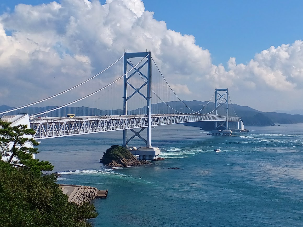 goof_d_roger's tweet photo. 三連休の思い出
徳島の大鳴門橋
うず潮も出ているし快晴だったし橋の後ろの雲がいい味出しているし最高の景色だった https://t.co/L6gNEnXIQG