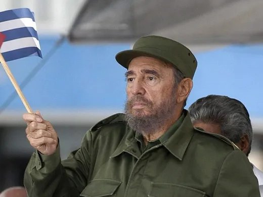 MINSAPCuba's tweet photo. 🗣️🇨🇺| Fidel Castro: “Digamos adiós a las armas y consagrémonos civilizadamente a los problemas más agobiantes de nuestra era.(...) Esa es, además, la premisa indispensable de la supervivencia humana”.

#100AñosConFidel https://t.co/52AFqGqZV7